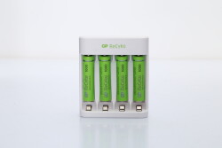 GP E411 Usb Şarj Cihaz + 4 Adet AAA 950 mAh Şarjlı İnce Kalem Pil - GP